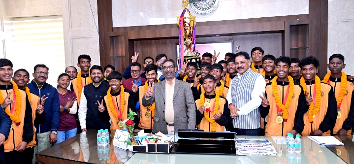 मुख्यमंत्री हेमन्त सोरेन से झारखंड की अंडर–14 फुटबॉल टीम ने की मुलाकात, मुख्यमंत्री ने राष्ट्रीय चैंपियन बनने पर दी बधाई