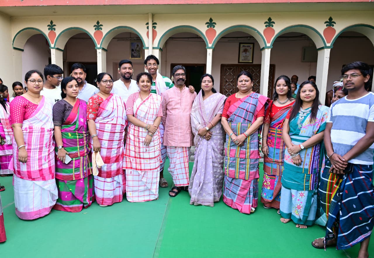 मुख्यमंत्री  हेमन्त सोरेन अपने पैतृक गांव नेमरा में आयोजित बाहा पर्व में हुए सम्मिलित