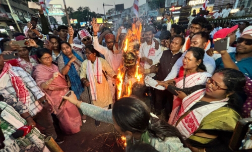 केंद्रीय सरना स्थल सिरोम टोली फ्लाई ओवर रैंप मामला, प्रदर्शनकारियों ने मुख्यमंत्री हेमंत सोरेन का पुतला फूंका 