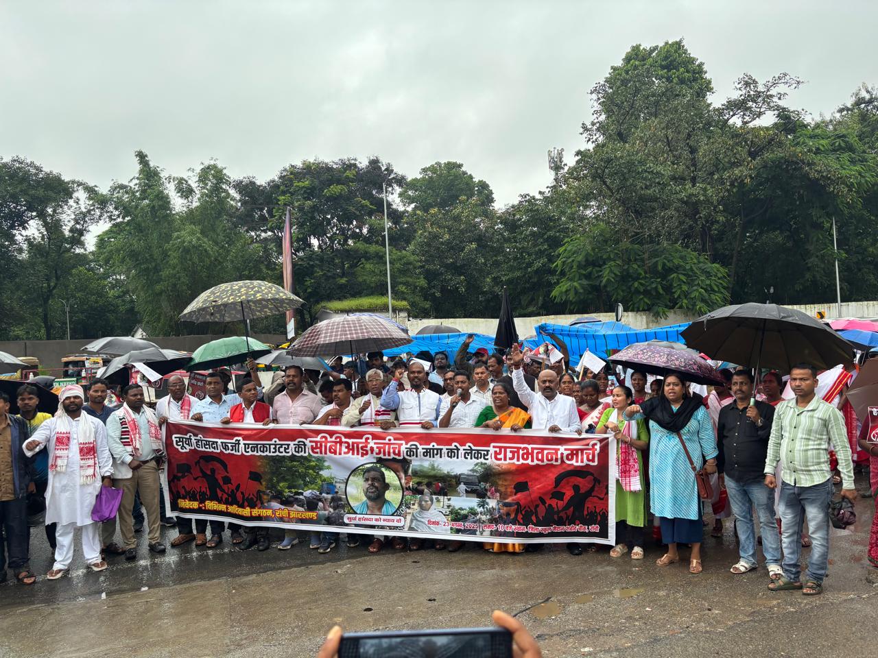 सूर्यनारायण हांसदा एनकाउंटर के खिलाफ आदिवासी संगठनों का राज भवन मार्च सीबीआई जांच की मांग