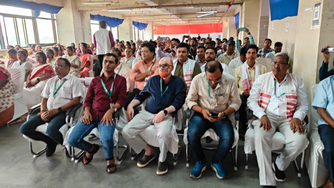 जिला प्रशासन के वरीय अधिकारियों, कर्मचारियों और स्थानीय लोगों ने एक साथ मिलकर करमा पर्व की खुशियों को साझा किया