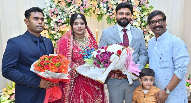 मुख्यमंत्री हेमन्त सोरेन ने नवविवाहित जोड़े को दिया आशीर्वाद, विवाह समारोह में हुए शामिल