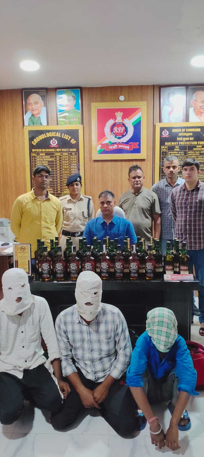 मुरी स्टेशन पर आरपीएफ की कार्रवाई, 29.25 लीटर शराब जब्त