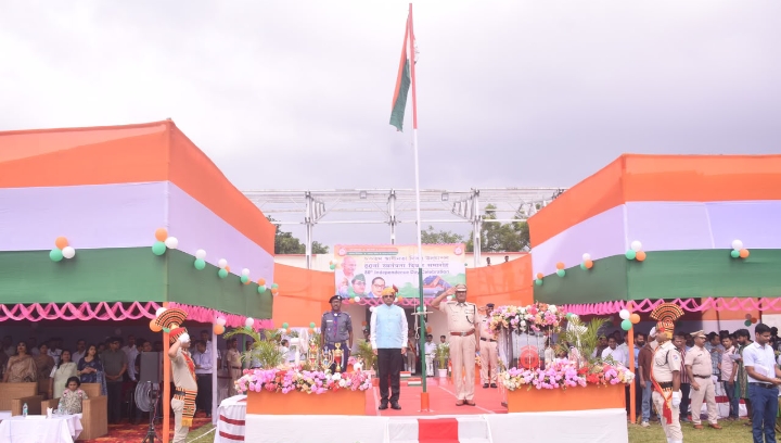 मालदा रेल मंडल ने देशभक्ति के साथ मनाया 80वां स्वतंत्रता दिवस, डीआरएम ने किया ध्वजारोहण 