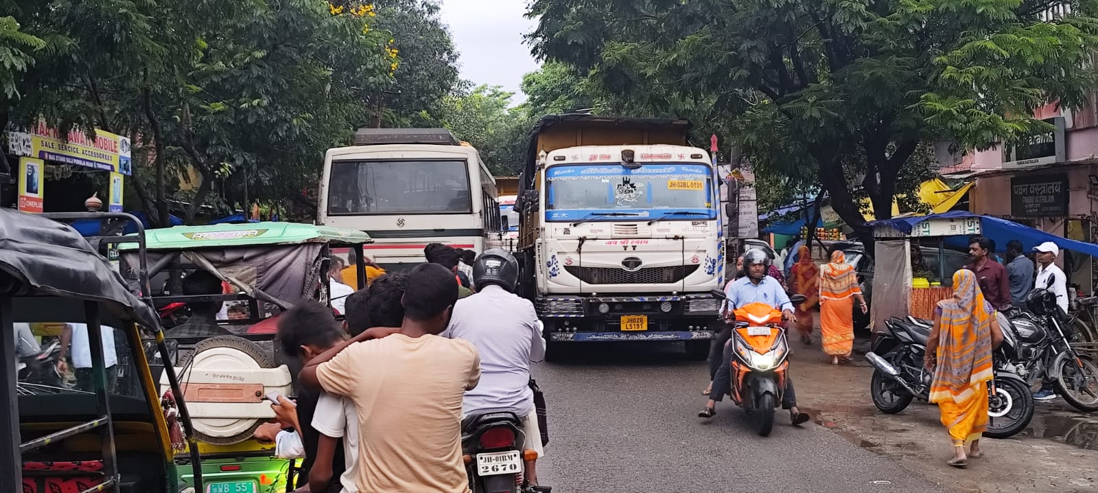 सिल्ली थाना क्षेत्र में अतिक्रमण से सड़क हुई संकरी, रोज़ाना घंटों जाम में फंस रहे लोग