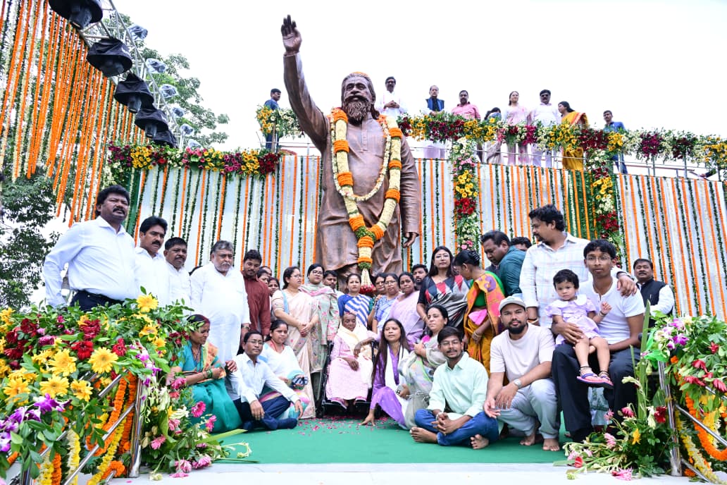 नेमरा में दिशोम गुरु शिबू सोरेन की आदमकद प्रतिमा का अनावरण, सीएम हेमंत सोरेन ने दी श्रद्धांजलि