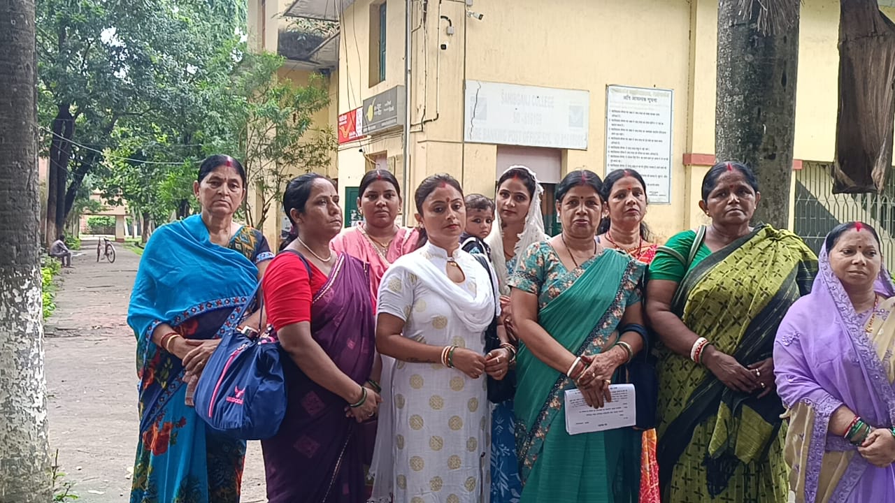 कॉलेज पोस्ट ऑफिस के महिला अभिकर्ताओं ने किया जोरदार प्रदर्शन