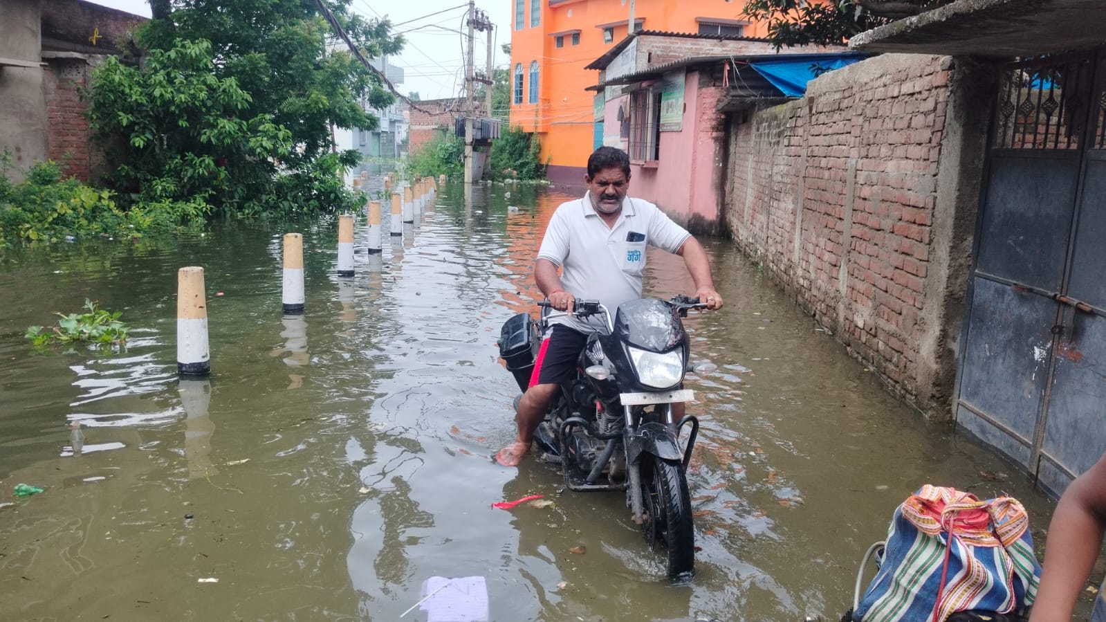बाढ़ का पानी अब शहरी क्षेत्र के नलों से होते हुए, घरों में किया प्रवेश