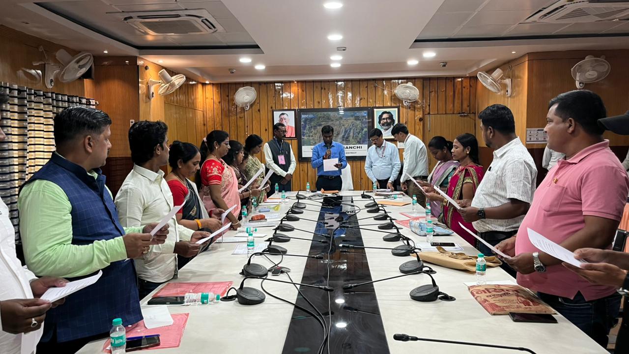 रांची नगर निगम एवं बुंडू नगर पंचायत के नवनिर्वाचित जनप्रतिनिधियों का शपथ ग्रहण सम्पन्न