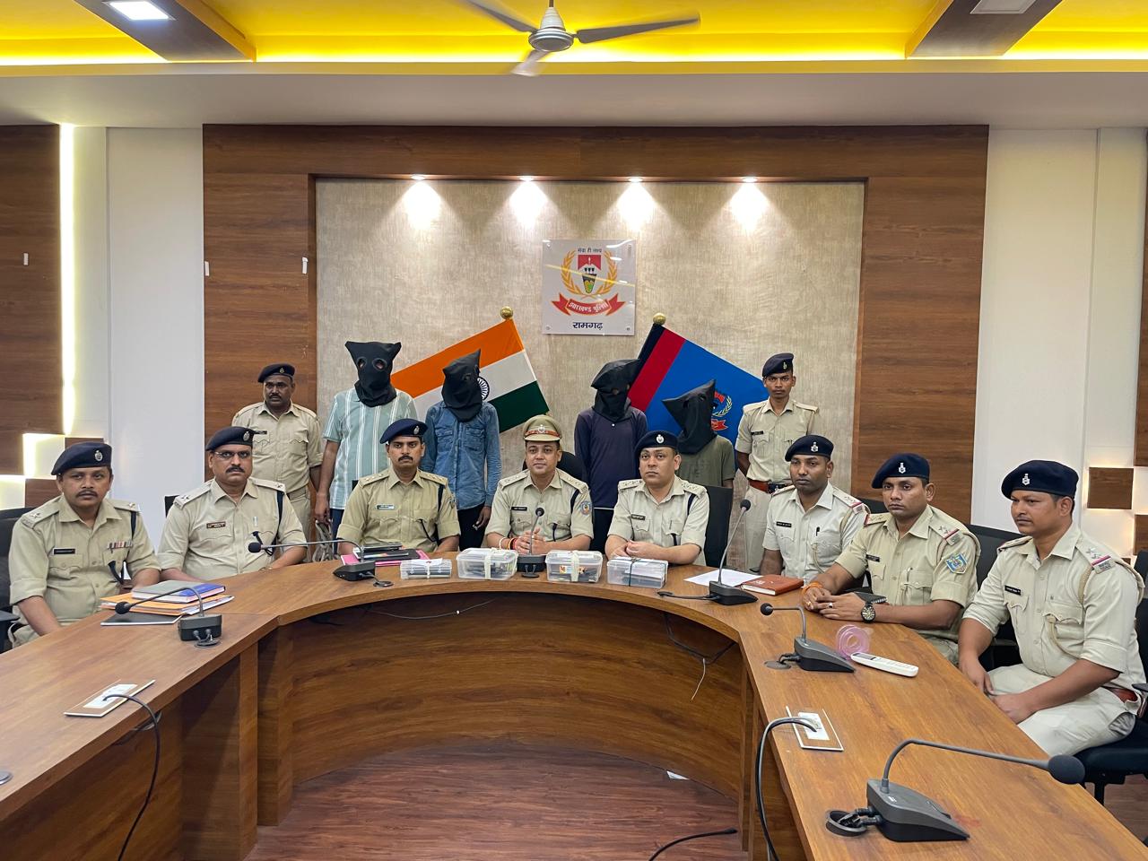 फायरिंग कर दहशत फैलाने एवं रंगदारी /लेवी मांगने में चार अभियुक्त गिरफ्तार