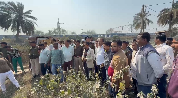 मिर्ज़ाचौकी में जल जमाव की समस्या पर उपायुक्त हेमंत सती का स्थल निरीक्षण, कहा जल जमाव से राहत के लिए मिर्ज़ाचौकी में शीघ्र होगी ठोस पहल