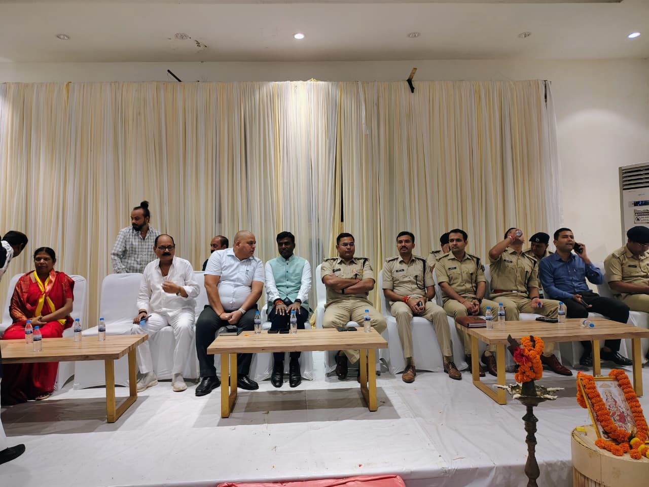 दुर्गा पूजा को लेकर प्रशासन की तैयारी तेज, 35 समितियों के साथ बैठक में सुरक्षा और यातायात व्यवस्था पर मंथन