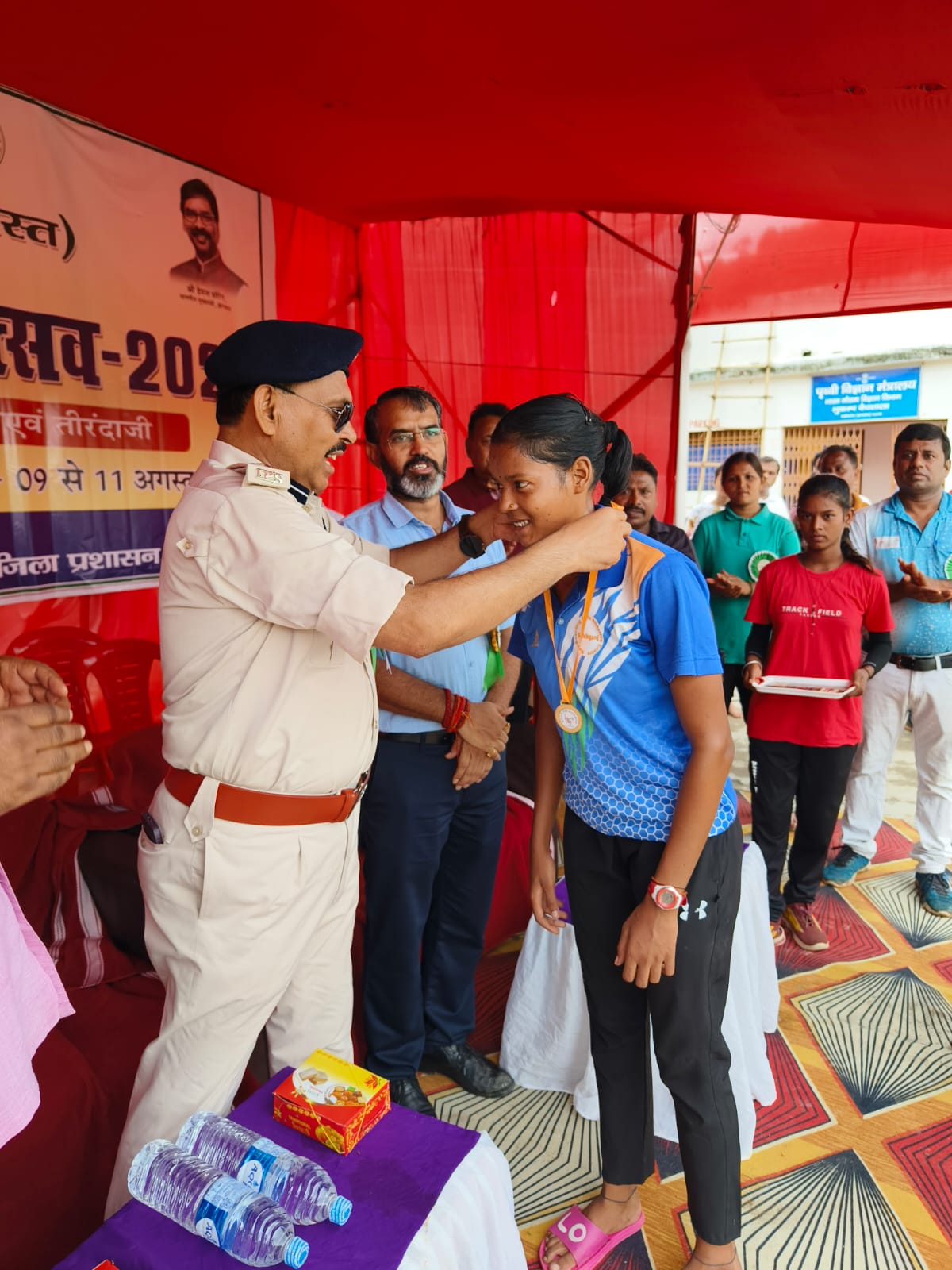 विश्व आदिवासी दिवस अवसर पर जिला स्तरीय खेल प्रतियोगिताओं का उपायुक्त एवं पुलिस अधीक्षक ने किया संयुक्त रूप से किया उद्घाटन