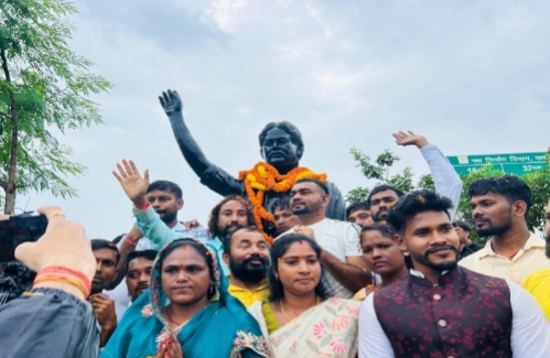 बलिदान दिवस के अवसर पर शहीद निर्मल महतो प्रतिमा का अनावरण