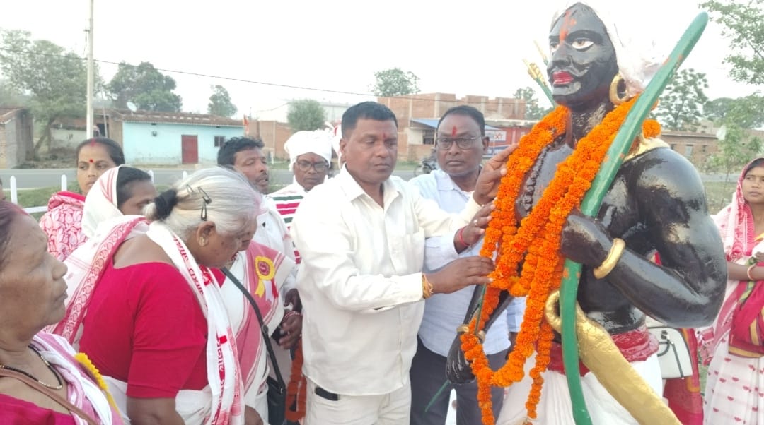 सुतियांबे गढ़ पिठोरिया में मनाई  गई महाराजा मदरा मुंडा की जन्म जयंती 