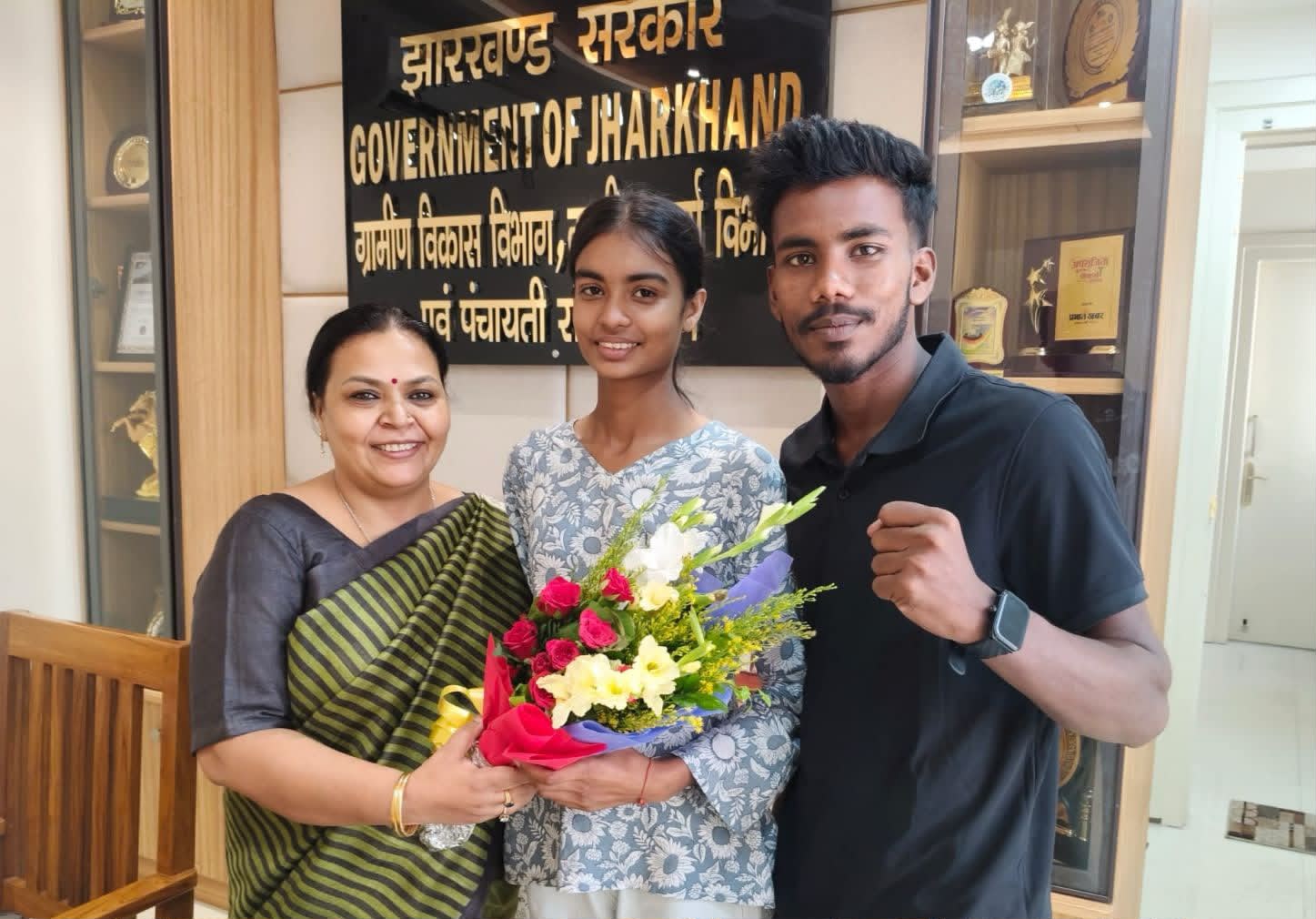 स्वर्ण पदक विजेता शिक्षा कुमारी से मिलीं मंत्री दीपिका पांडेय सिंह, कहा- झारखंड की बेटियां लिख रही हैं सफलता की नई इबारत