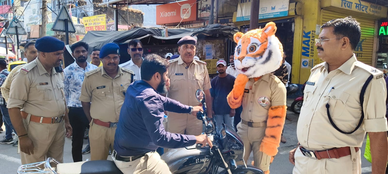 कांटाटोली चौक पर ‘प्रताप’ ने दिया यातायात नियमों के पालन का संदेश