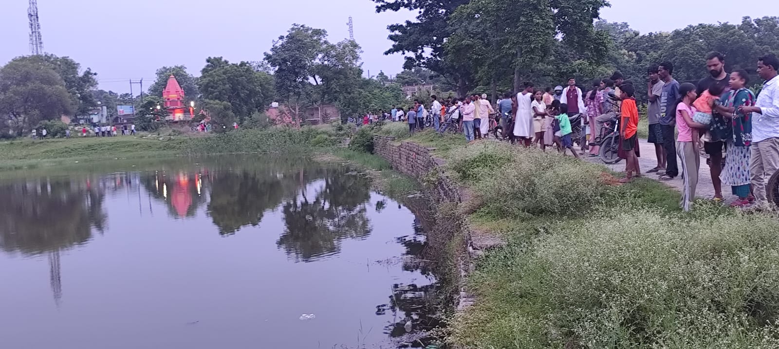 मुरी के तुलसी पोखर में मगरमच्छ दिखने की चर्चा से सनसनी, एक झलक पाने उमड़ी ग्रामीणों की भीड़