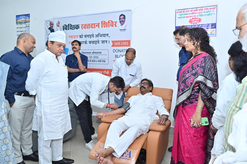 झारखंड विधानसभा में स्वैच्छिक रक्तदान शिविर, मुख्यमंत्री हेमंत सोरेन ने किया रक्तदान