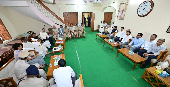मुख्यमंत्री हेमंत सोरेन की माता रूपी सोरेन को श्रद्धांजलि देने पहुंचे राजनीतिक दिग्गज और वरिष्ठ अधिकारी