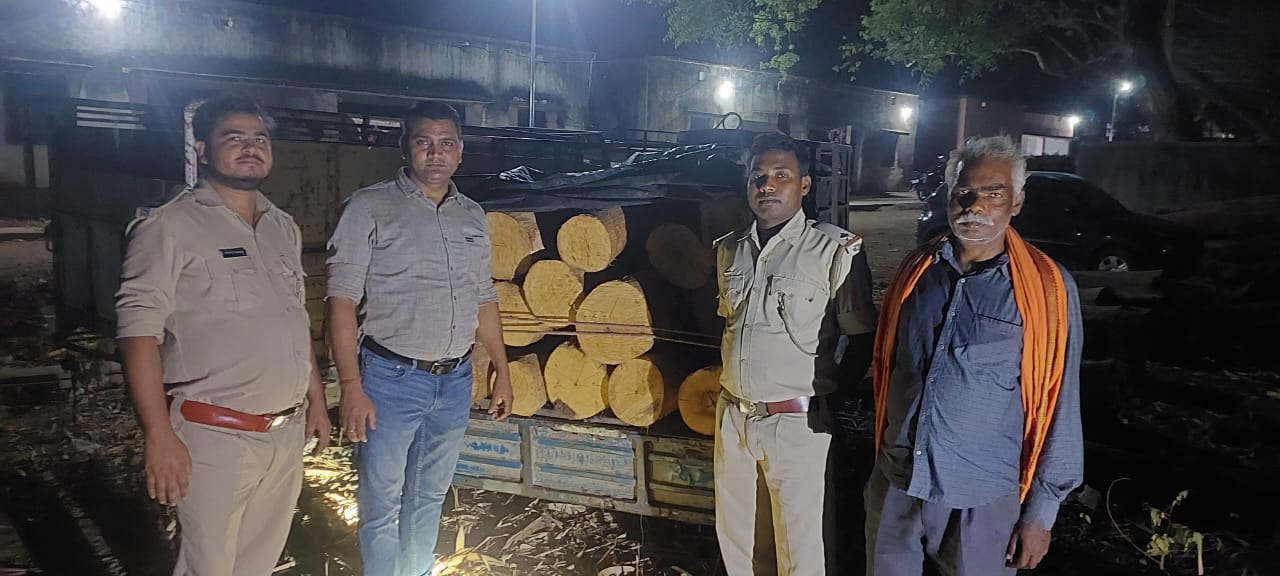 अवैध सेमल लकड़ी से लदा टेम्पो जब्त, चालक फरार