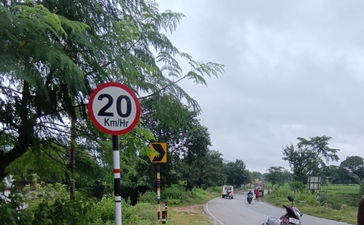 सड़क हादसों पर लगाम लगाने की तैयारी, खतरनाक स्थलों पर लगाए गए चेतावनी बोर्ड