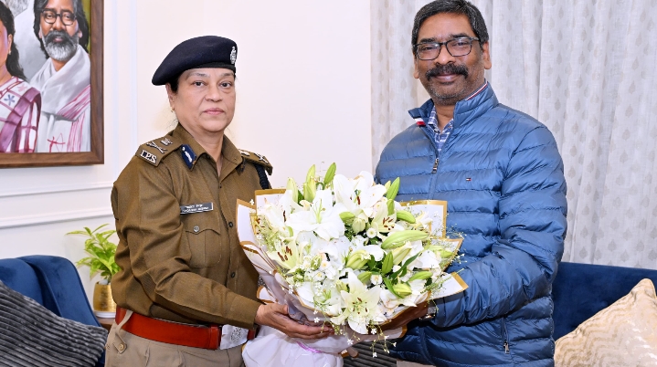 नवनियुक्त डीजीपी तादाशा मिश्रा ने की सीएम हेमंत सोरेन से शिष्टाचार मुलाकात 