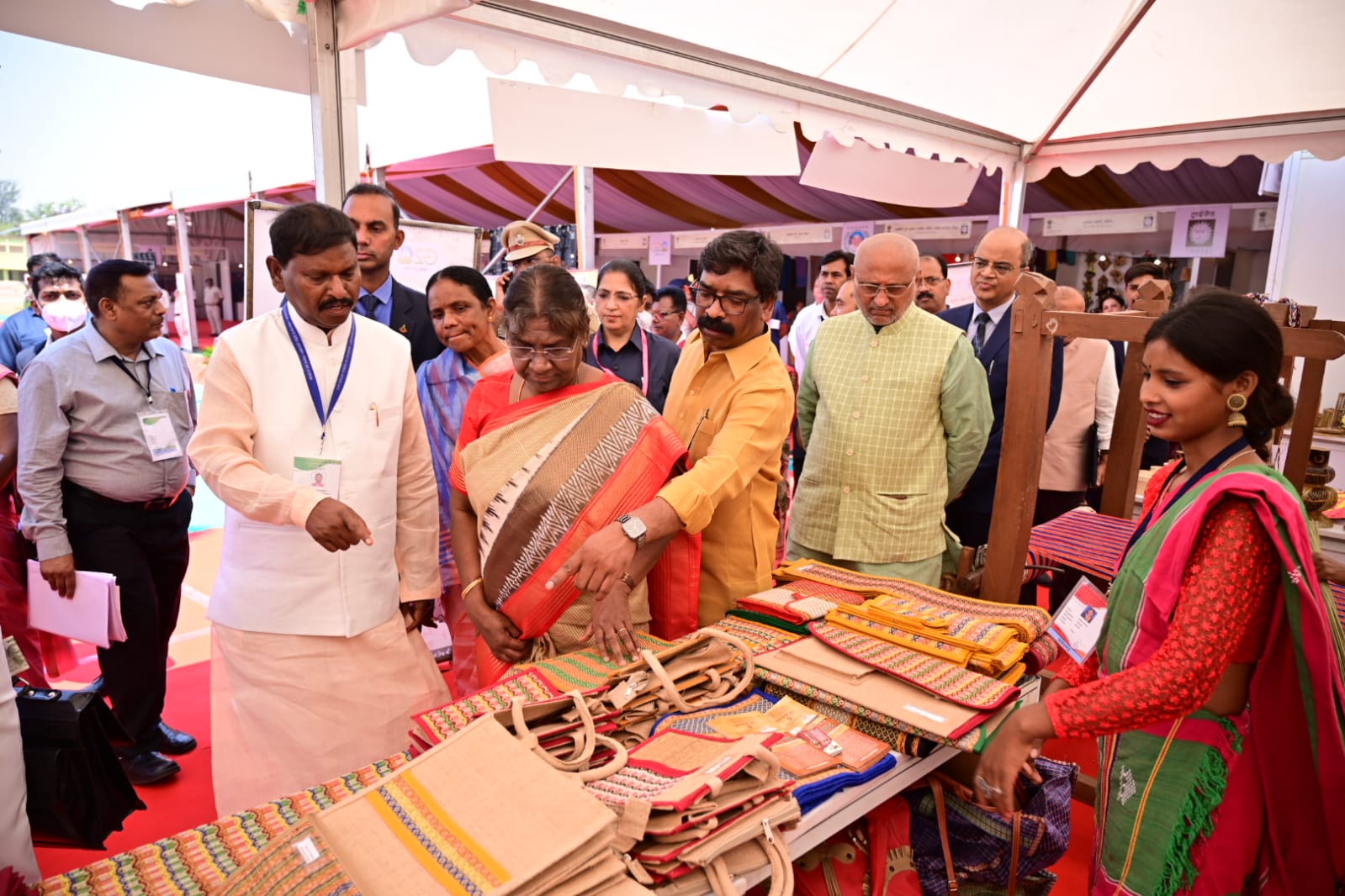राष्ट्रपति द्रौपदी मुर्मू खूंटी के बिरसा स्टेडियम में आयोजित महिला स्वयं सहायता समूह सम्मेलन में हुई शामिल
