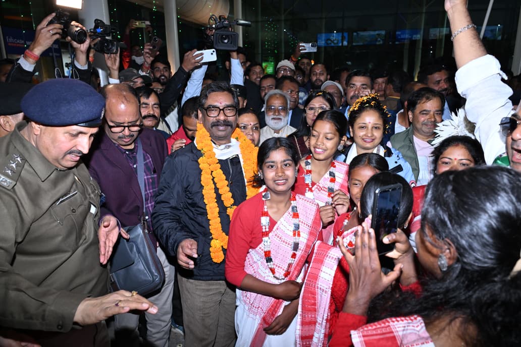 मुख्यमंत्री  हेमन्त सोरेन दावोस एवं यूनाइटेड किंगडम (लंदन) दौरे के उपरांत पहुंचे रांची