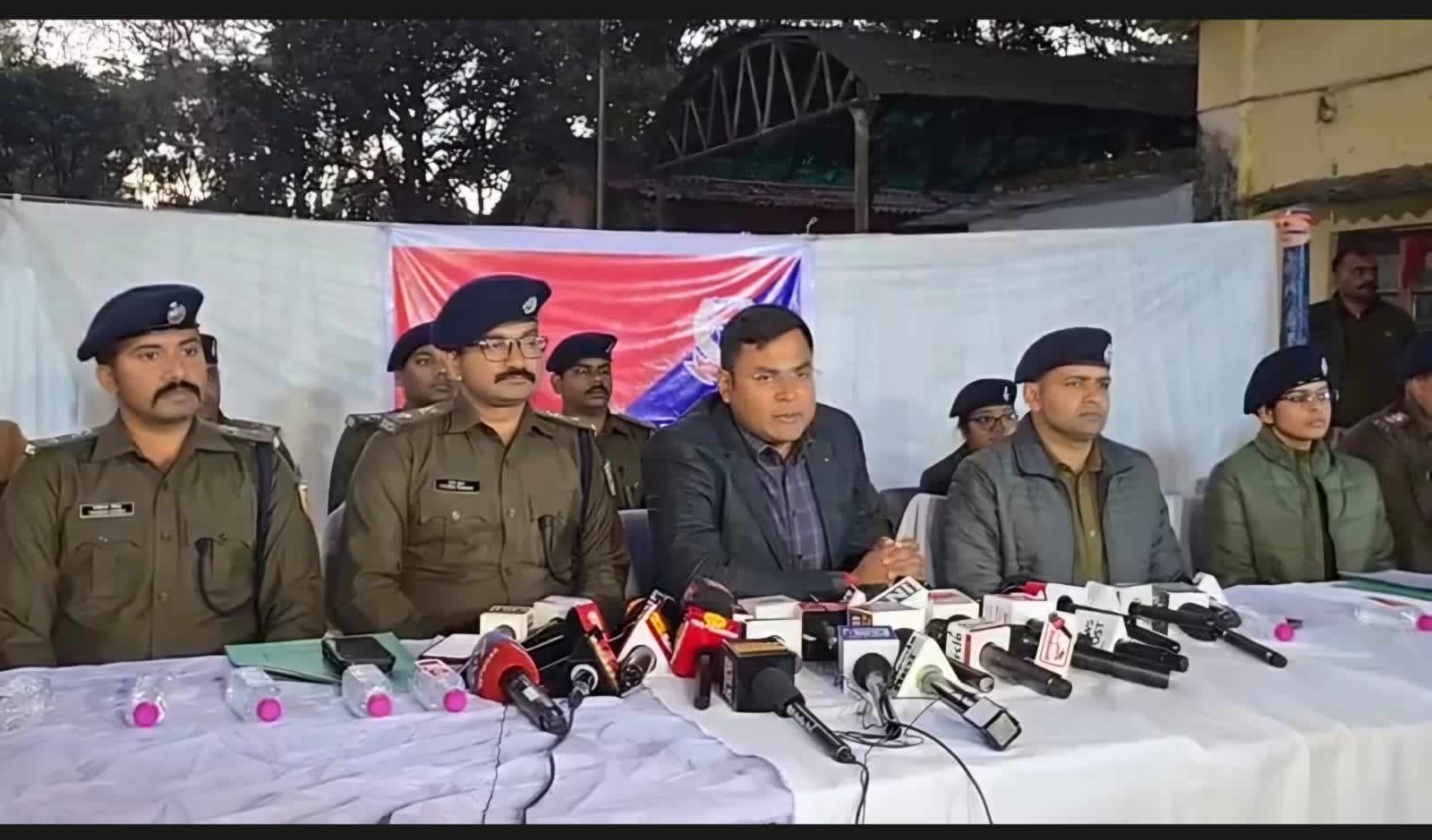 अंतरराज्य बच्चा चोरी गिरोह के 15 सदस्य गिरफ्तार12 बच्चे बरामद ,SSP की पीसी