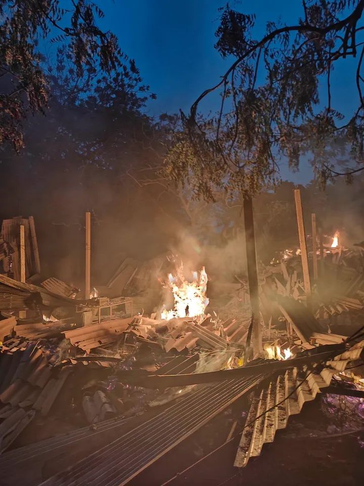 तीनपहाड़ सब्जी मंडी में भीषण अग्निकांड: दर्जनों दुकानें जलकर राख, लाखों का नुकसान