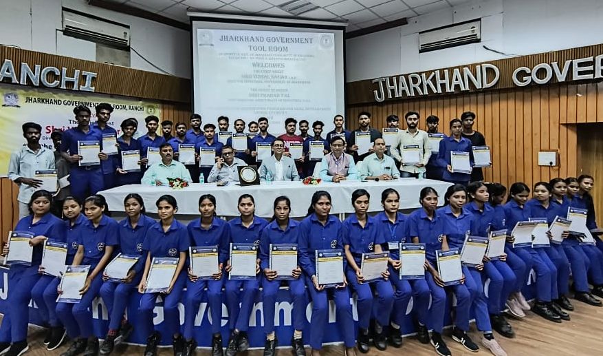 झारखंड गवर्नमेंट टूल रूम में आयोजित प्रमाण - पत्र वितरण समारोह में मुख्य अतिथि के रूप में झारखंड उघोग विभाग के निदेशक विशाल सागर शामिल हुए