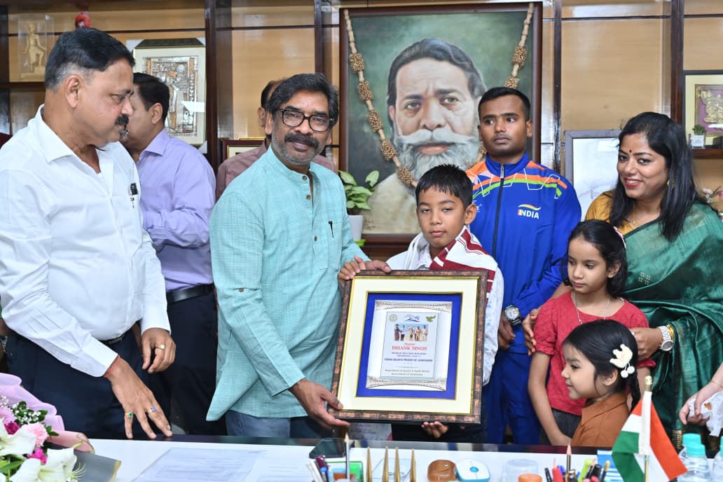मुख्यमंत्री ने प्रतिभाशाली बाल तैराक इशांक सिंह को उनकी ऐतिहासिक उपलब्धि के लिए उन्हें 5 लाख रुपए का चेक, अंगवस्त्र एवं स्मृति चिन्ह भेंटकर किया सम्मानित
