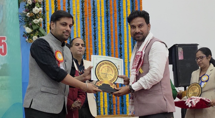 मुखिया सम्मलेन में सोनाहातू प्रखंड के मुखिया विकास सिंह मुंडा सम्मानित