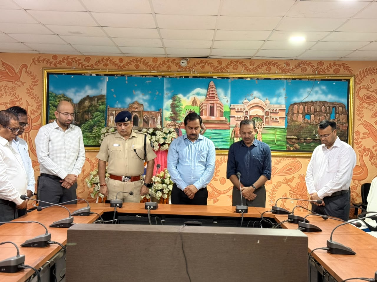 स्व. सुदिव्य कुमार के निधन पर साहिबगंज समाहरणालय में शोक सभा, अधिकारियों ने दी भावभीनी श्रद्धांजलि