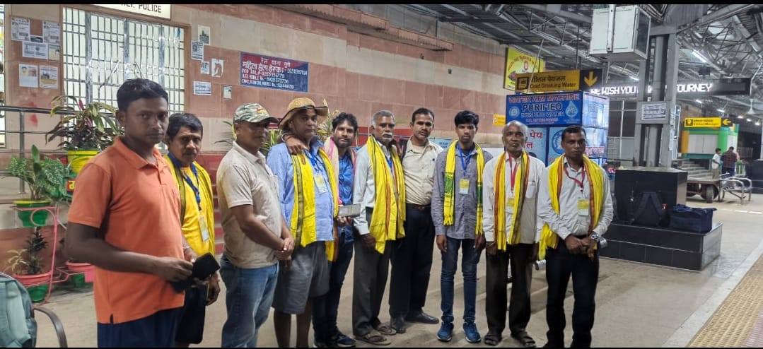 मुरी स्टेशन से कुड़मी आंदोलनकारी दिल्ली के लिए रवाना, जंतर-मंतर पर मनाएंगे काला दिवस