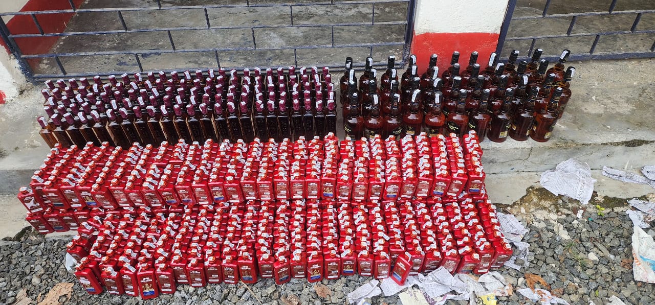 मेघातरी मिरर चेक पोस्ट पर चेकिंग के दौरान वाहन से अवैध अंग्रेजी शराब बरामद, आरोपी गिरफ्तार