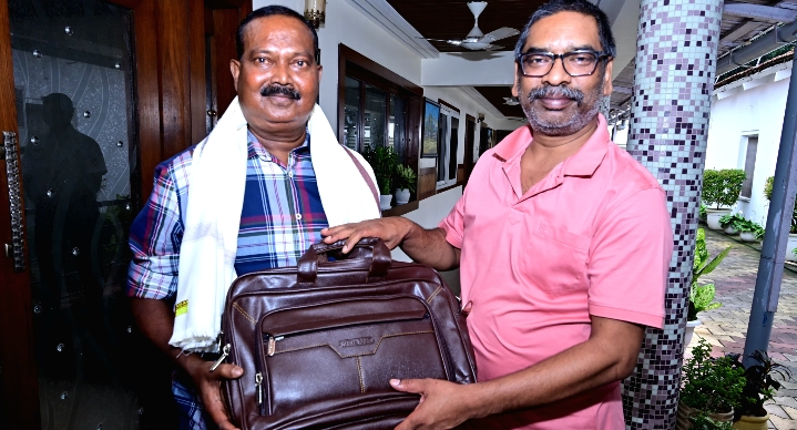 मुख्यमंत्री  हेमन्त सोरेन ने विशेष शाखा के हवलदार  दिलीप तिर्की को उनकी सेवानिवृत्ति पर किया सम्मानित
