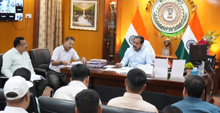 उपायुक्त  की अध्यक्षता में DMFT योजनाओं की प्रगति की विस्तृत समीक्षा