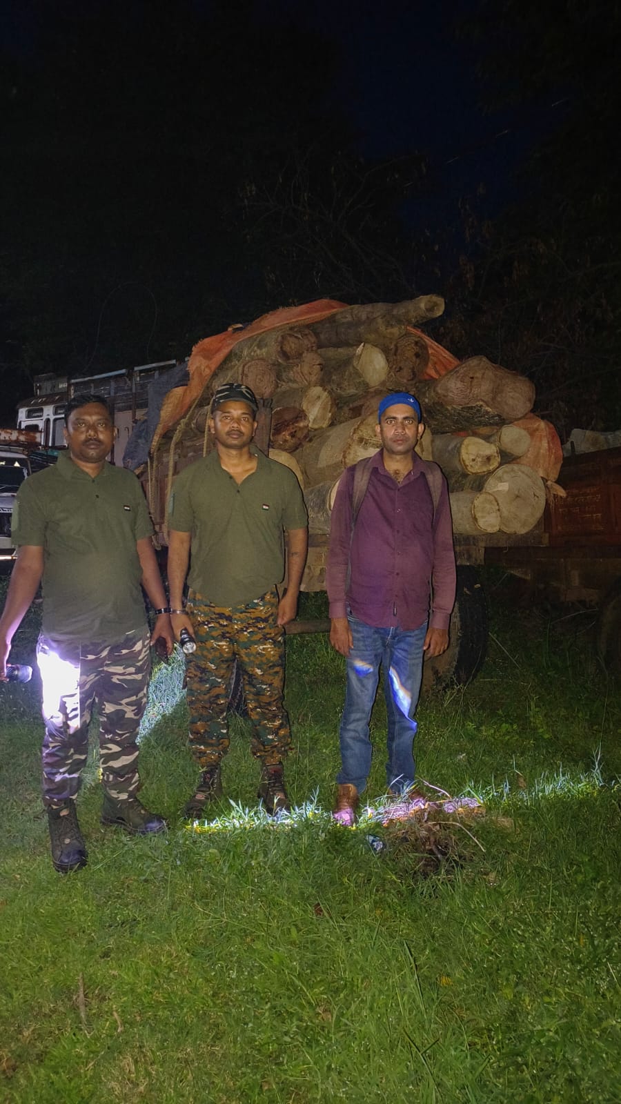 सोनाहातू में अवैध लकड़ी तस्करी पर वन विभाग का शिकंजा, ट्रैक्टर जब्त