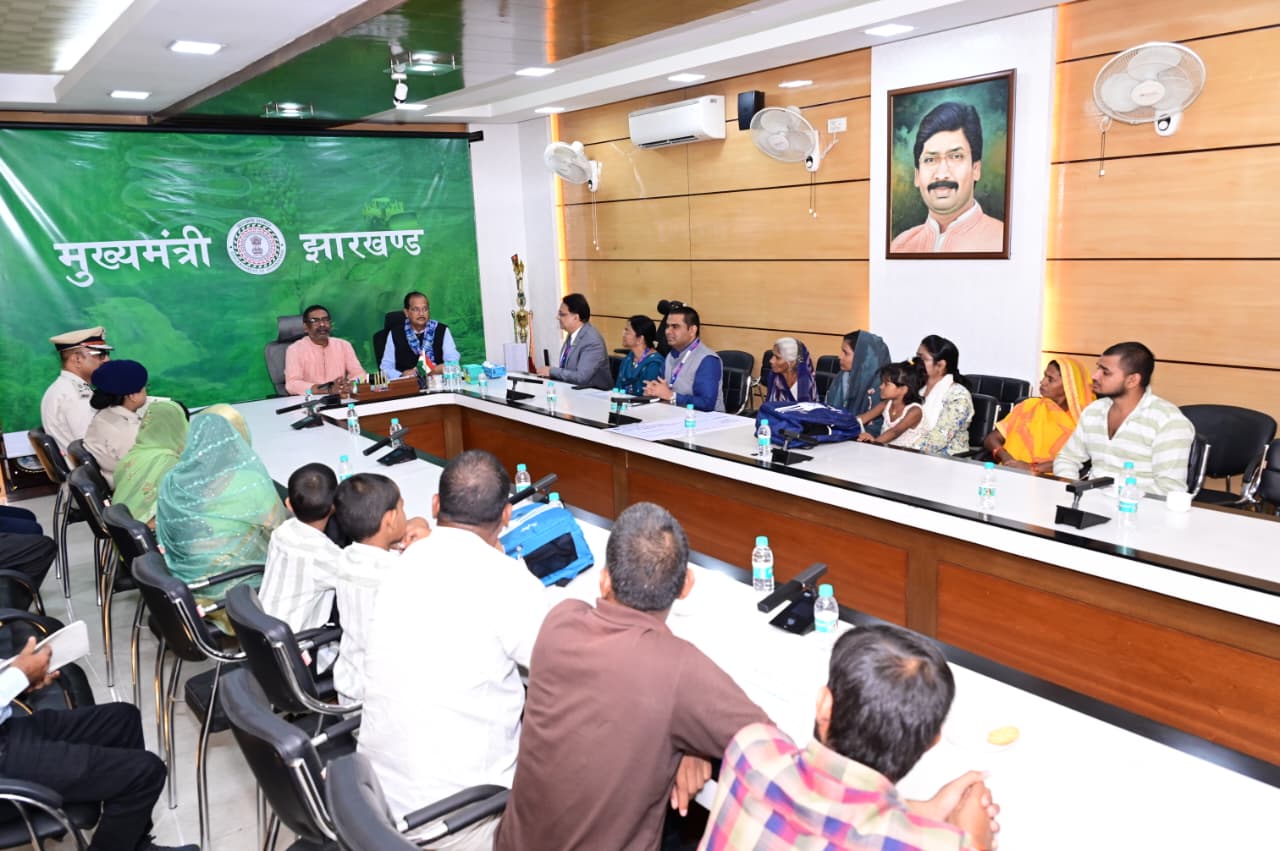 मुख्यमंत्री  हेमन्त सोरेन से शहीद आरक्षी सुनील कुमार राम एवं संतन कुमार मेहता के परिजनों ने की मुलाकात, सीएम ने 1 करोड़ 10 लाख  रु की वित्तीय सहायता प्रदान की   