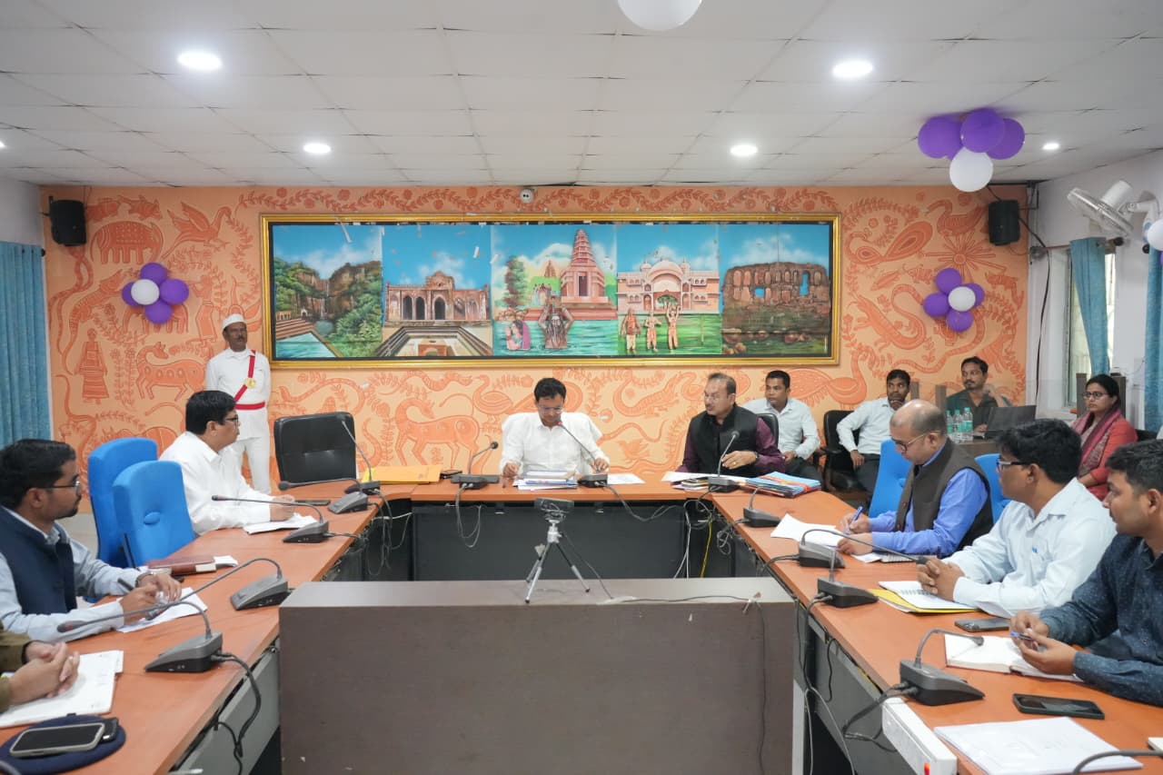 DMFT, अनाबद्ध निधि, आकांक्षी मद एवं नीति आयोग अंतर्गत संचालित योजनाओं को समयबद्ध पूरा करने का डीसी ने दिया निर्देश