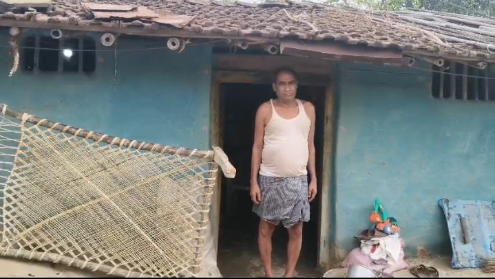 अबुआ आवास के नाम पर ठगी का आरोप – बुजुर्ग न्याय को आस में