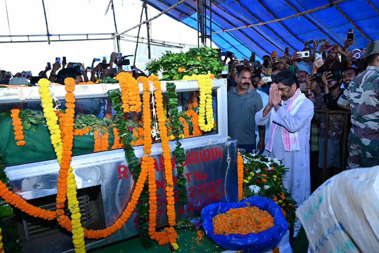 सुदिव्य कुमार के निधन से झारखंड में शोक की लहर, गिरिडीह पहुंचकर मुख्यमंत्री हेमंत सोरेन ने दी भावभीनी श्रद्धांजलि
