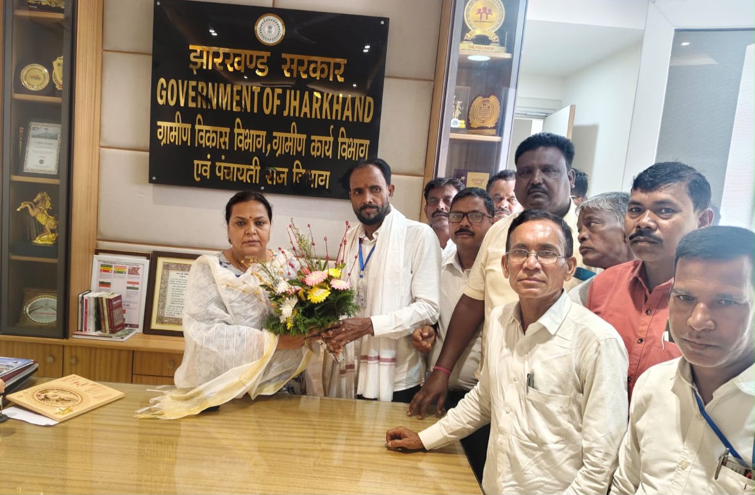 पेसा नियमावली लागू होने पर ग्राम प्रधान महासभा ने जताया आभार, मंत्री दीपिका पांडेय सिंह से की मुलाकात