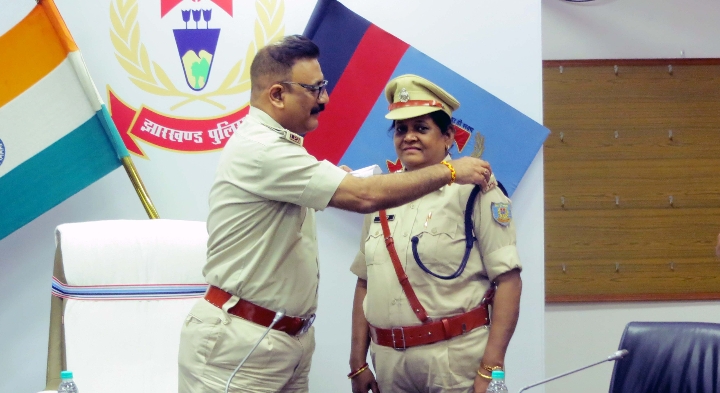 नव प्रोन्नत पुलिस उपाधीक्षको को डीजीपी ने बैच लगाकर किया सम्मानित