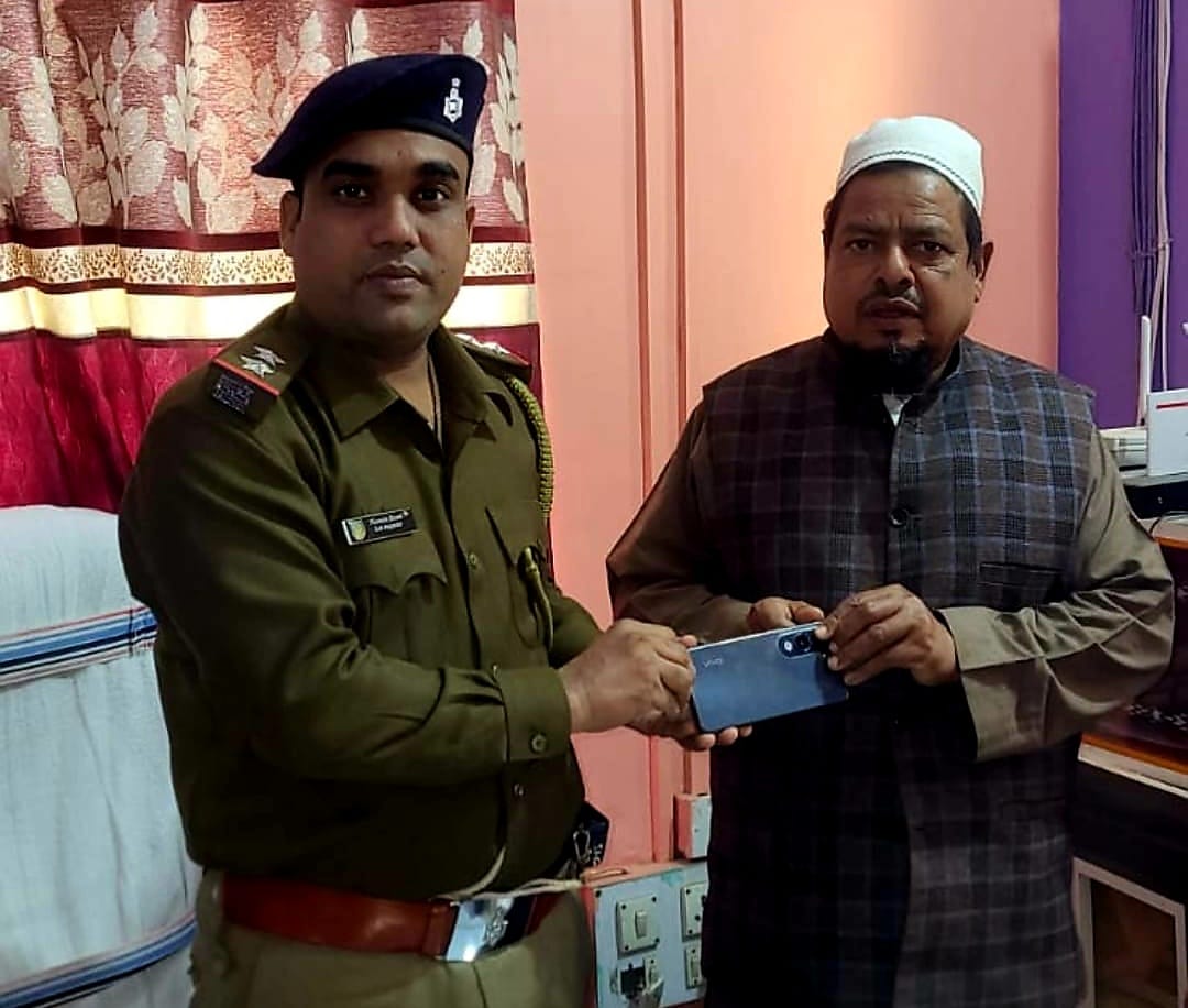पुलिस ने गुम हुए मोबाइल फोन को तकनीकी सहारे से किया प्राप्त सौंपा मोबाइल धारक को 