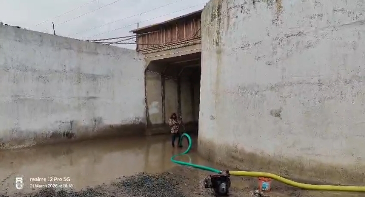 रेलवे अंडरपास बना छोटी गंगा, जलजमाव से राहगीर बेहाल