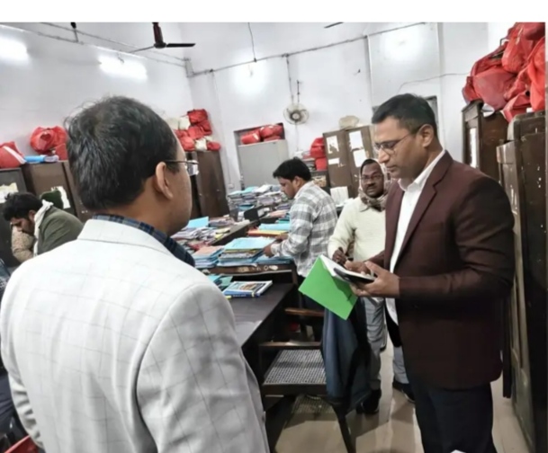 उत्तर कोयल जलाशय परियोजना: डीएम पहुंच गए भू अर्जन कार्यालय, दिए निर्देश