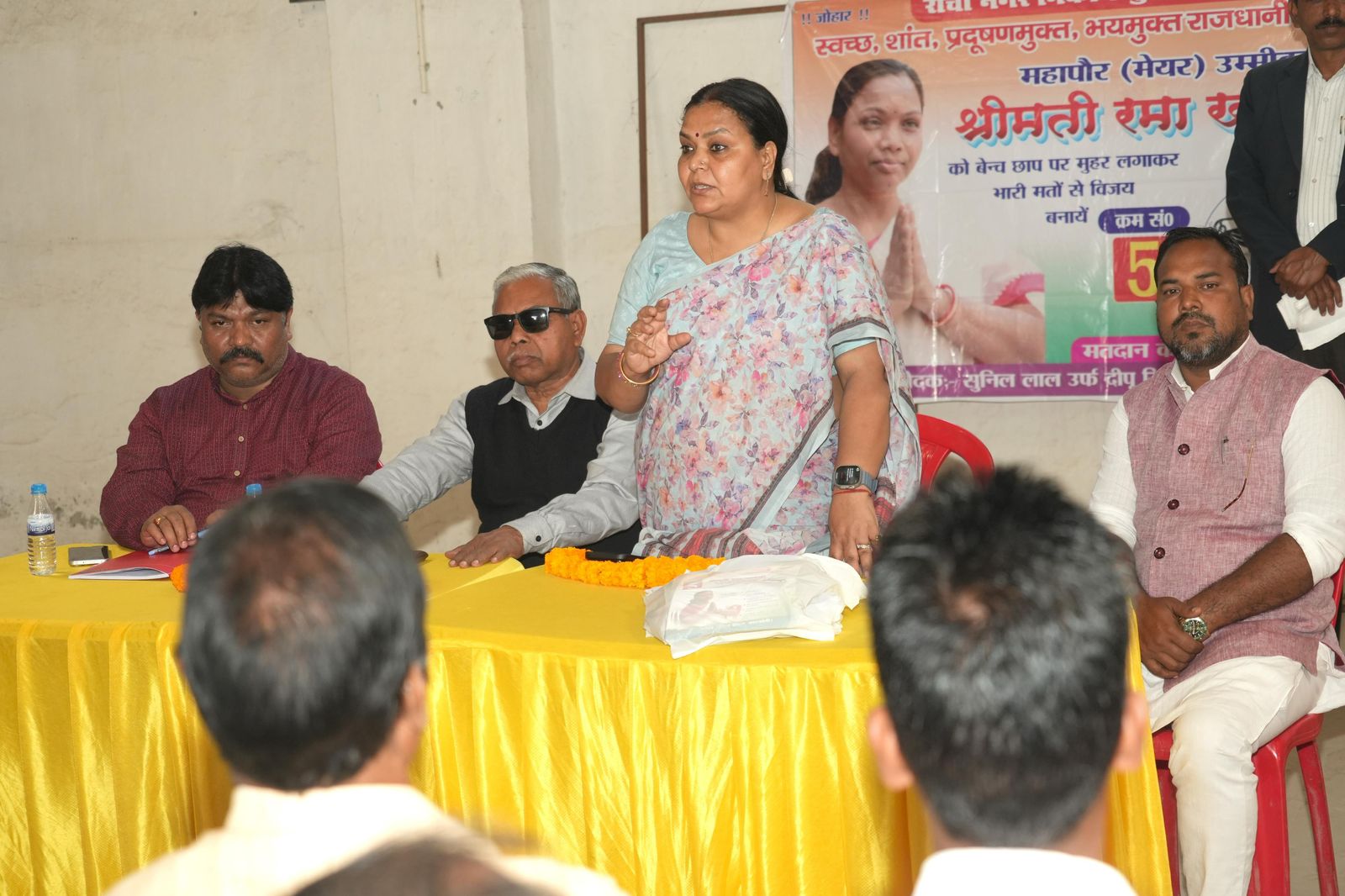 कांग्रेस समर्थित प्रत्याशी रमा खालको के समर्थन में मंत्री दीपिका पांडे सिंह की आम लोगों एवं कार्यकर्ताओं  के साथ संवाद